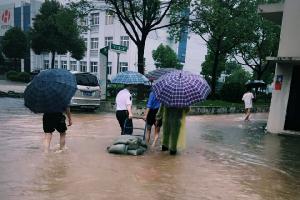 风雨驻守，垒筑华工正源抗洪防守线